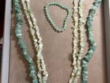 une boîte contenant un collier et un autre collier