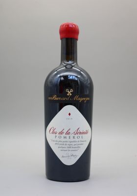 une bouteille de vin posée sur une table