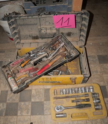 many tools that are sitting on the floor in the room