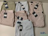 cinq paires de pantalons chino pour homme, encore étiquetés