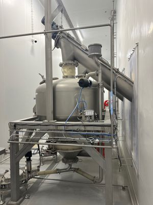 une image d'une machine qui se trouve dans un bâtiment