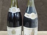 deux bouteilles de vin posées sur une table