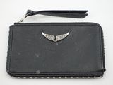 portefeuille en cuir noir orné d'ailes argentées sur fond blanc