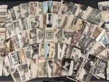 beaucoup de vieilles cartes postales posées sur une table