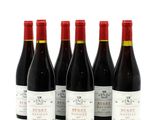 six bouteilles de vin rouge sont alignées sur une surface blanche