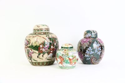 trois vases posés l'un à côté de l'autre sur une surface blanche