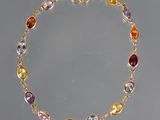 un bracelet en or orné de pierres multicolores