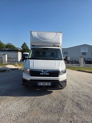 une photo d'un camion blanc garé dans un parking