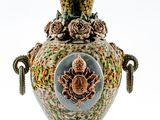 un grand vase surmonté d'un oiseau