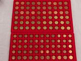 un plateau rouge contenant beaucoup de pièces de monnaie
