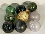 de nombreuses boules de verre de différentes couleurs posées sur une surface blanche
