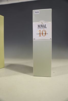 deux boîtes posées l'une à côté de l'autre sur une table