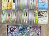 beaucoup de cartes pokemon sur la table