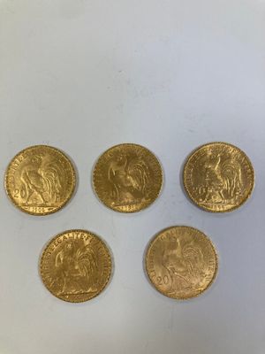 quatre souverains d'or, dont l'un représente un lion et l'autre un lion