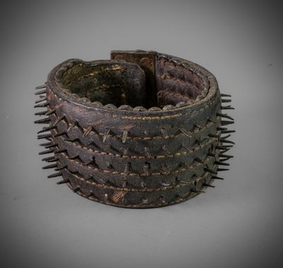 un gros plan sur un bracelet en métal orné de pointes