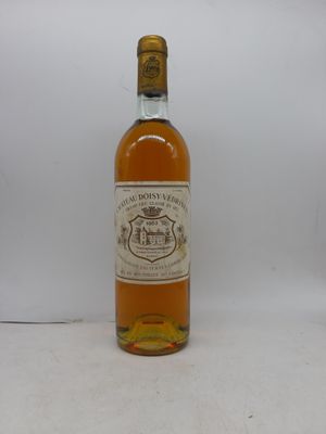 l'image d'une bouteille d'alcool posée sur une surface blanche