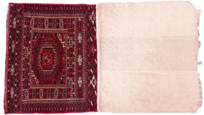 Fin sac turkmène Tékké circa 1950 à fond rouge orné d'un gül…