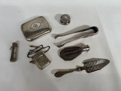 de nombreux objets en argent disposés sur une table blanche