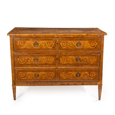 une vieille commode en bois avec des sculptures ornementales sur les tiroirs