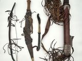 plusieurs types d'armes exposées sur une surface blanche