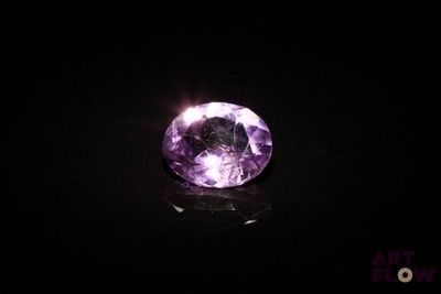 gros plan d'un diamant violet sur une surface noire