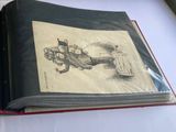 un livre ouvert sur lequel figure le dessin d'un homme au volant d'un tracteur