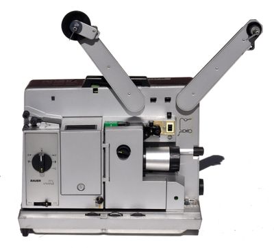 un vieux projecteur de cinéma posé sur une table