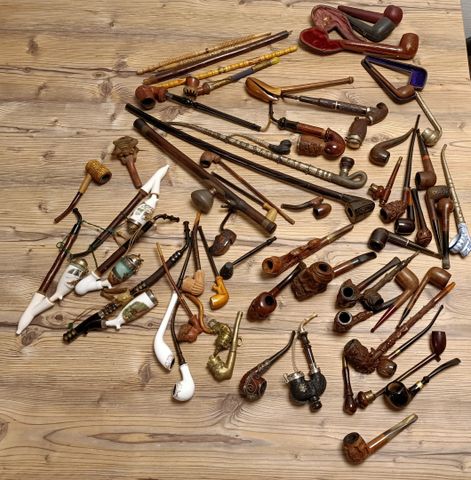 Collection de pipes en bois, en porcelaine, étain. Support à pipe