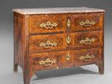 une commode ancienne avec dessus en marbre
