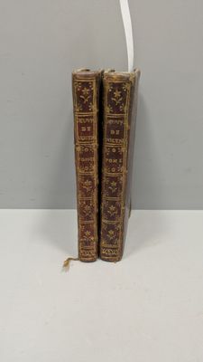 deux livres posés sur une table