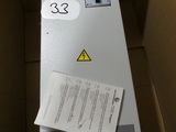 une boîte sur laquelle se trouvent des papiers et qui en contient