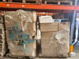 de nombreux cartons empilés sur une palette dans un entrepôt