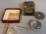une petite boîte contenant des objets en argent, posée sur une table blanche
