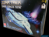 une boîte contenant une maquette d'un vaisseau de Star Trek