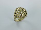 gros plan d'une bague en or sur une surface blanche