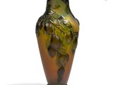 un vase orné d'une grappe de raisin