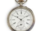 une montre de poche en argent avec des chiffres romains sur le cadran