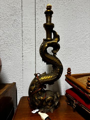 Important pied de lampe en forme de dauphin en bronze patiné. Ver...