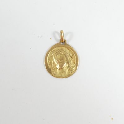 Une pièce d'or à l'effigie d'une femme est représentée sur un fond blanc