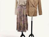 deux robes sont présentées côte à côte sur un mannequin