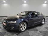 une photo d'une Audi bleu foncé garée dans un garage