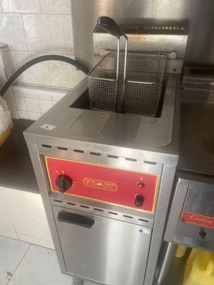 une friteuse posée sur un plan de travail dans une cuisine
