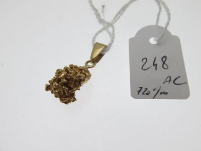 un collier en or orné d'une pépite d'or