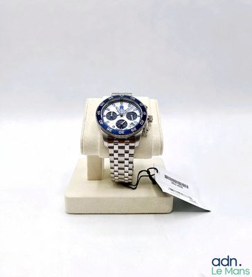 une montre posée sur un présentoir, accompagnée d'une étiquette