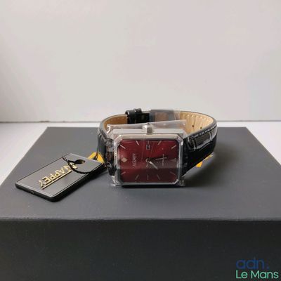 une image représentant une montre-bracelet posée sur une boîte noire