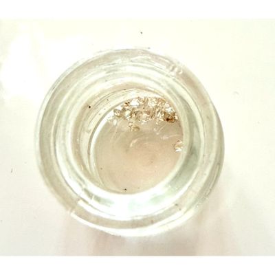 un gros plan d'un verre d'eau posé sur une table