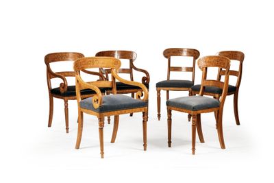 quatre chaises en bois avec des assises rembourrées noires sur fond blanc