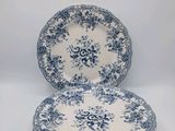 trois assiettes bleues et blanches sont empilées les unes sur les autres