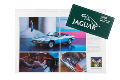 un livre sur lequel figure l'image d'une voiture Jaguar