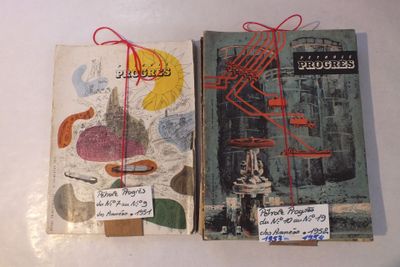 deux livres posés sur une table